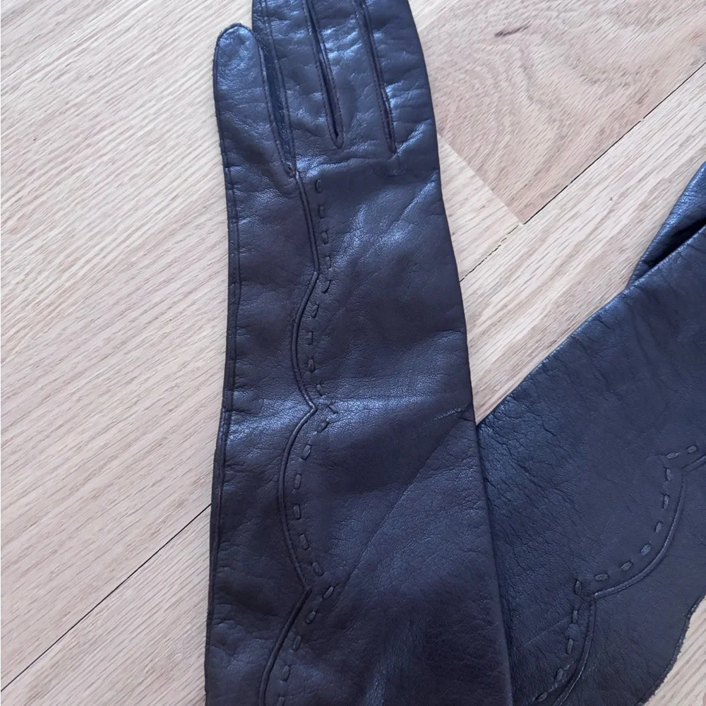 Women Elegant Brown Leather Gloves size medium runs small.